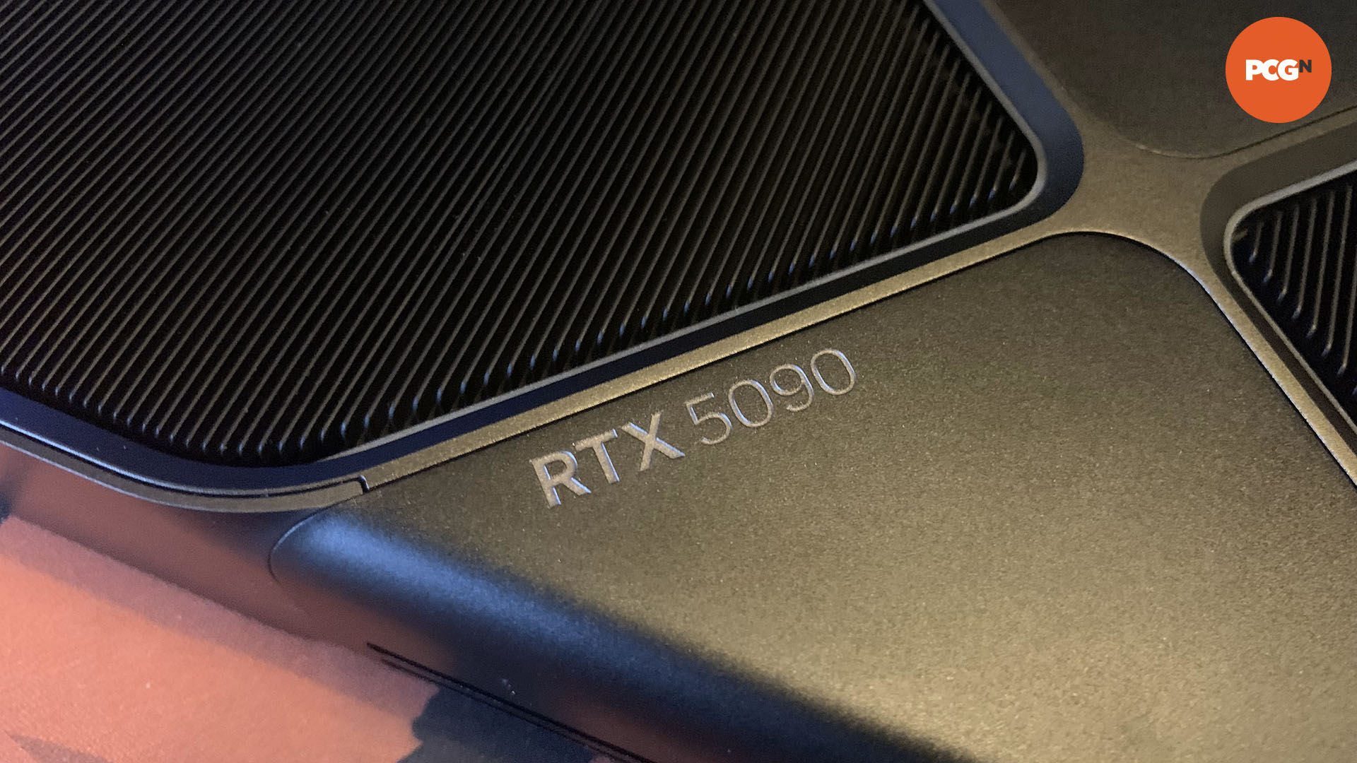 nvidia-geforce-rtx-5090-kutu açma-arka-metin-yakın çekim Nvidia GeForce RTX 5090 kutu açılışı: Kartın arkası, yakından metin