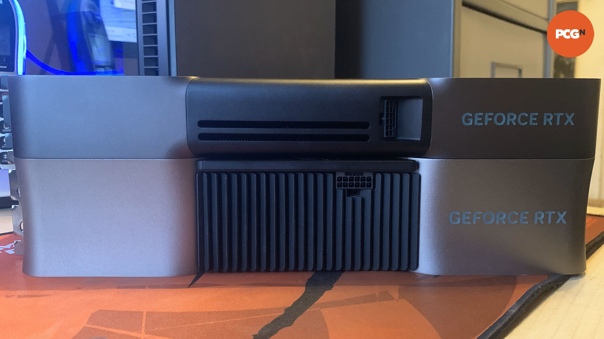 nvidia-geforce-rtx-5090-kutudan-çıkarma-on-top-4090 Nvidia GeForce RTX 5090 kutu açılışı: RTX 4090'ın üstünde grafik kartı.
