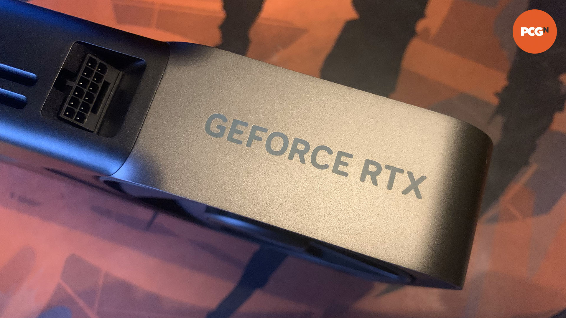 nvidia-geforce-rtx-5090-kutudan-açılan-güç-konektörü Nvidia GeForce RTX 5090 kutu açılışı: Güç konnektörlü kart profili