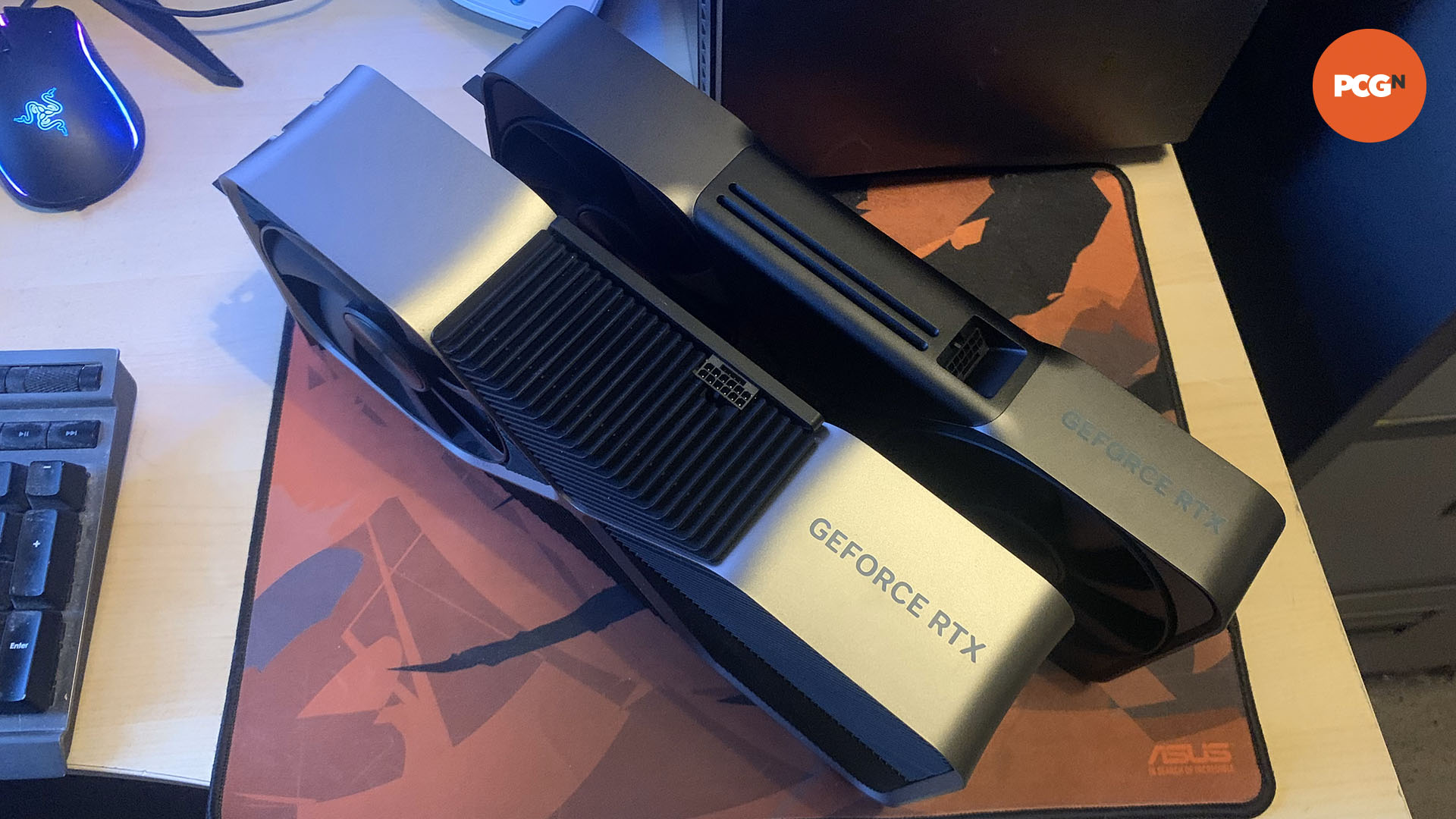 nvidia-geforce-rtx-5090-4090'ın yanında-kutu açma Nvidia GeForce RTX 5090 kutu açılışı: RTX 4090'ın yanındaki grafik kartı.