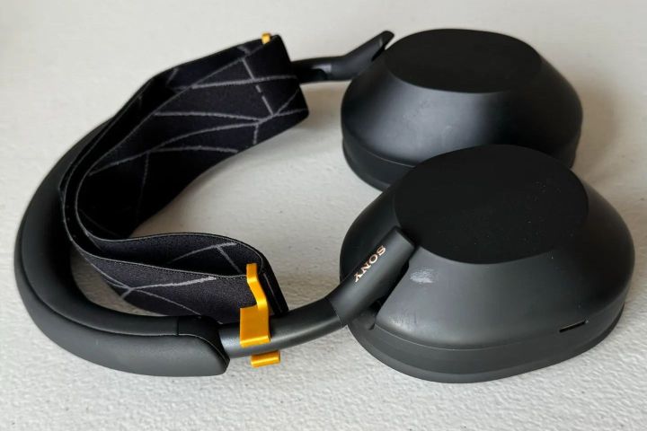 Bir Sony WH-1000XM5 kulaklığa takılan yedek SteelSeries Arctis kafa bandına sahip 3D baskılı kafa bandı tutucuları seti.