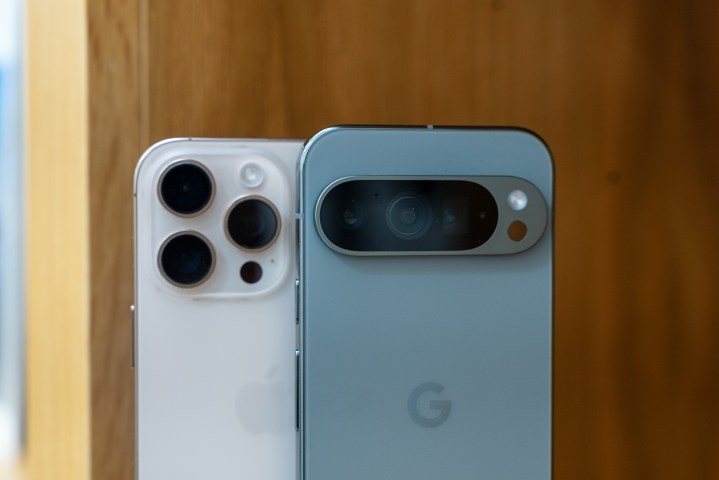 iPhone 16 Pro ve Pixel 9 Pro'daki kameranın yakından görünümü.