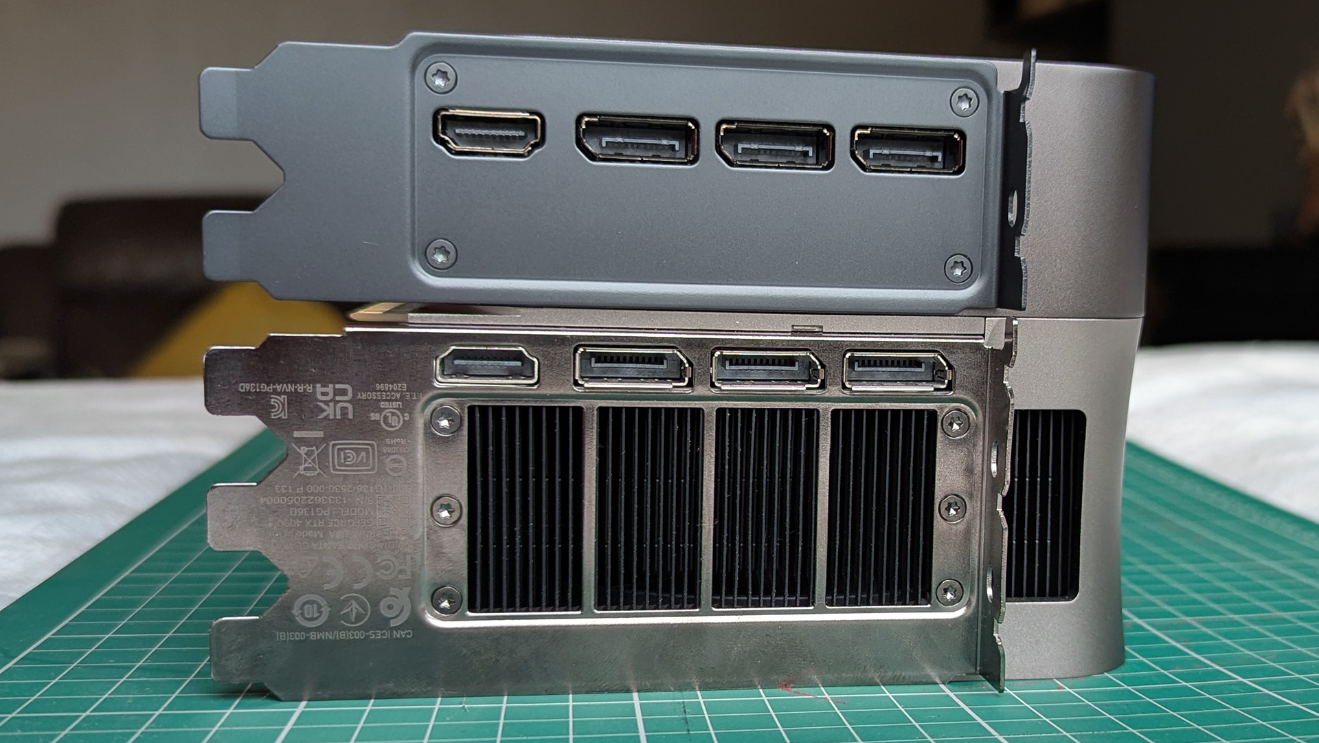 RTX 4090 Founders Edition'ın üzerine yerleştirilmiş NVIDIA GeForce RTX 5090 Founders Edition grafik kartı