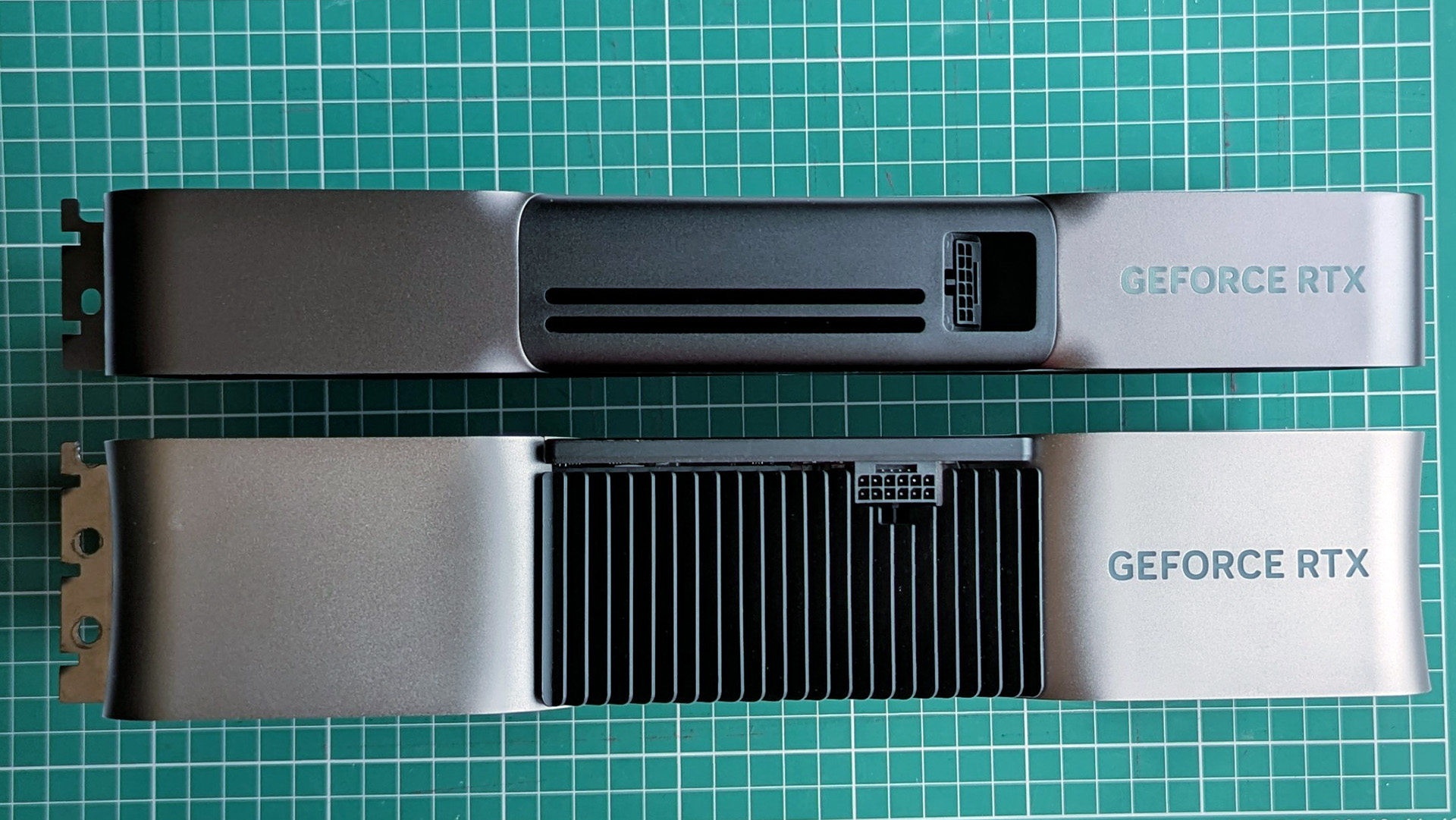 RTX 4090 Founders Edition ile birlikte NVIDIA GeForce RTX 5090 Founders Edition grafik kartı