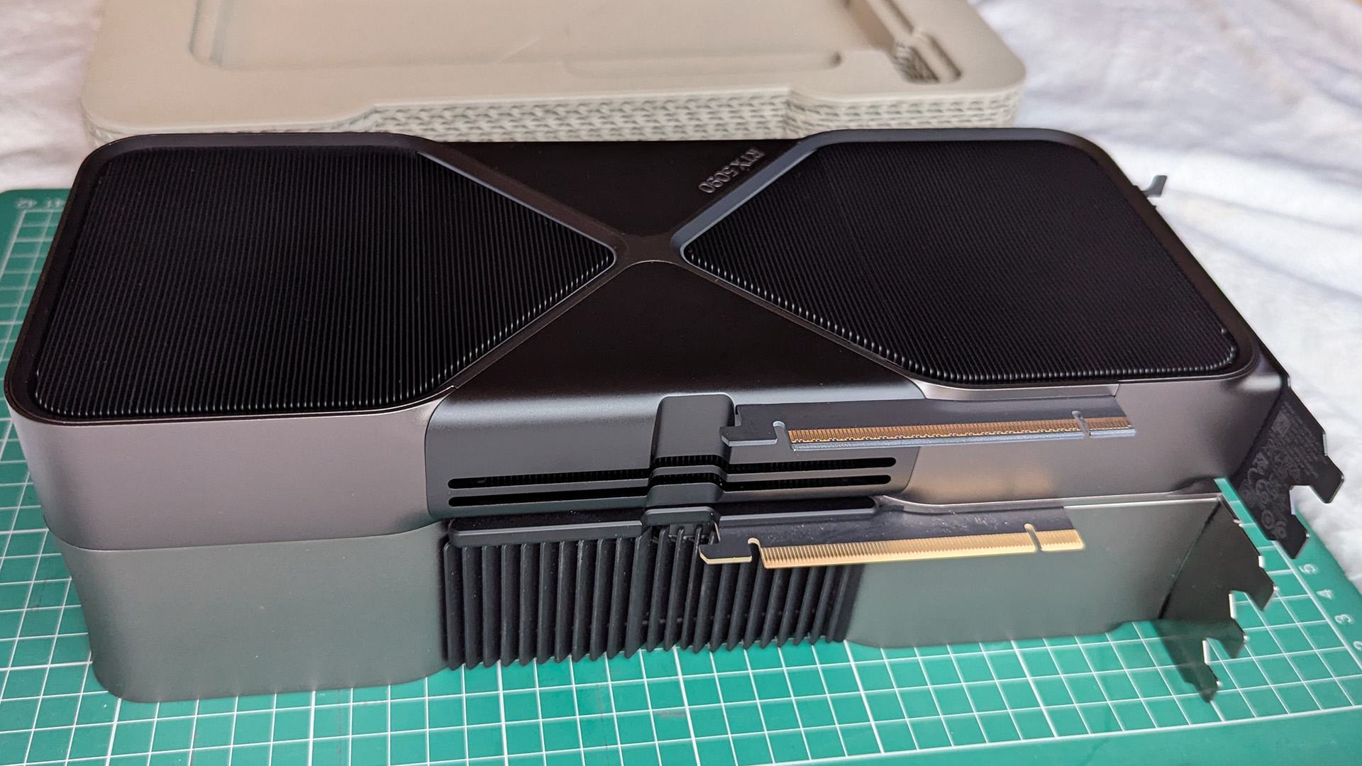 RTX 4090 Founders Edition'ın üzerine yerleştirilmiş NVIDIA GeForce RTX 5090 Founders Edition grafik kartı