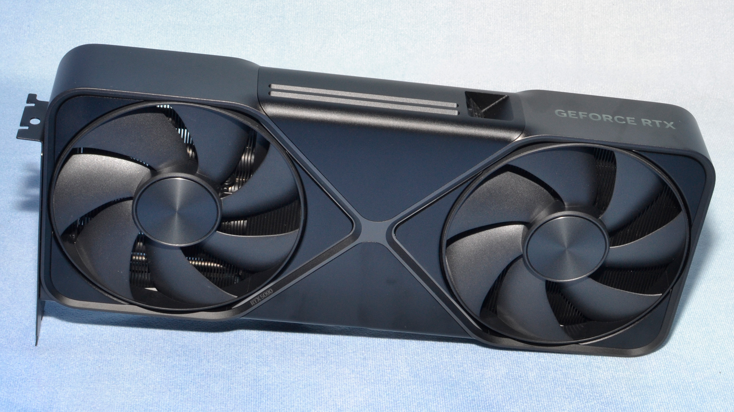 Nvidia GeForce RTX 5090 Founders Edition kart fotoğrafları ve kutu açılımı