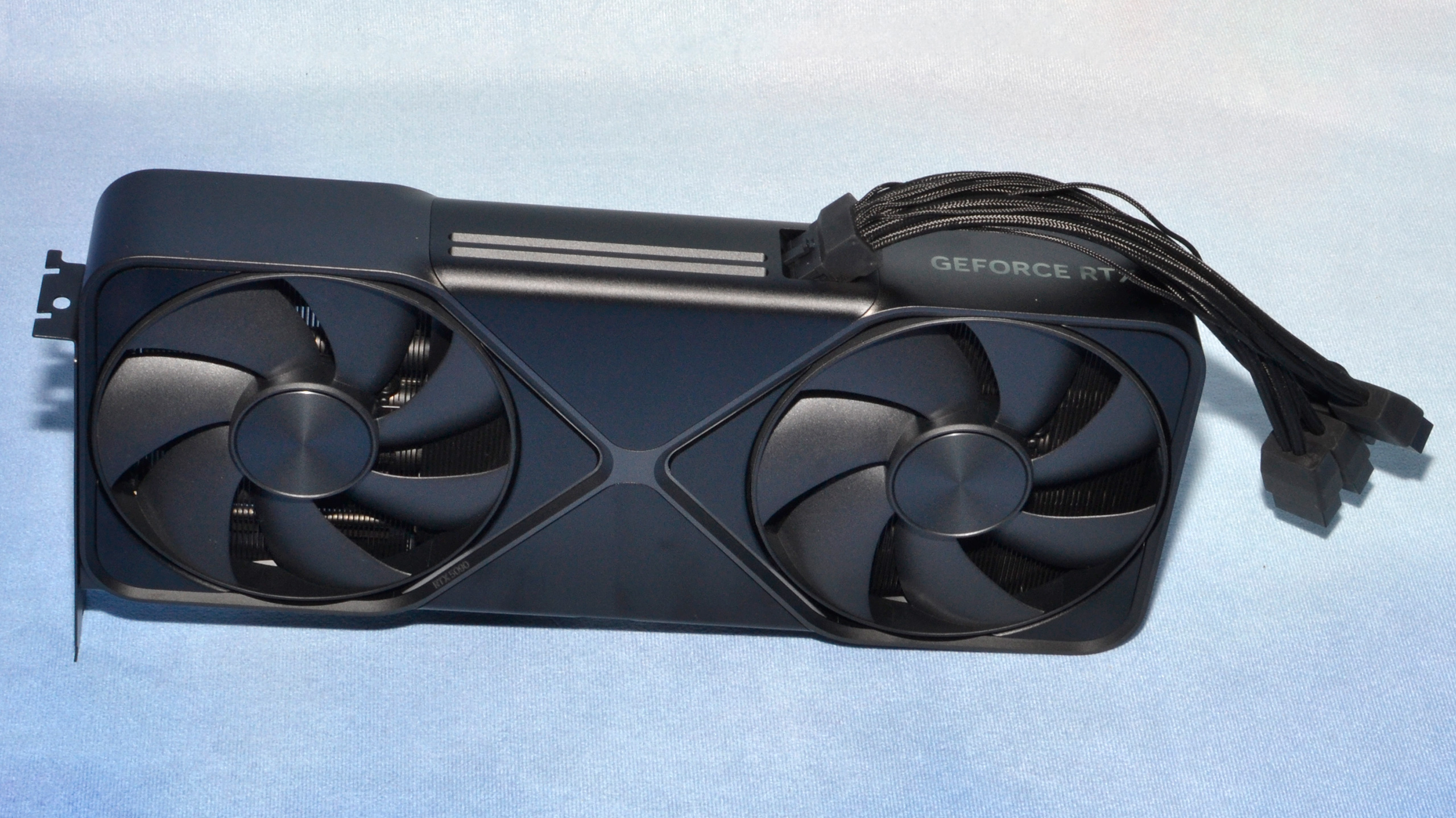 Nvidia GeForce RTX 5090 Founders Edition kart fotoğrafları ve kutu açılımı