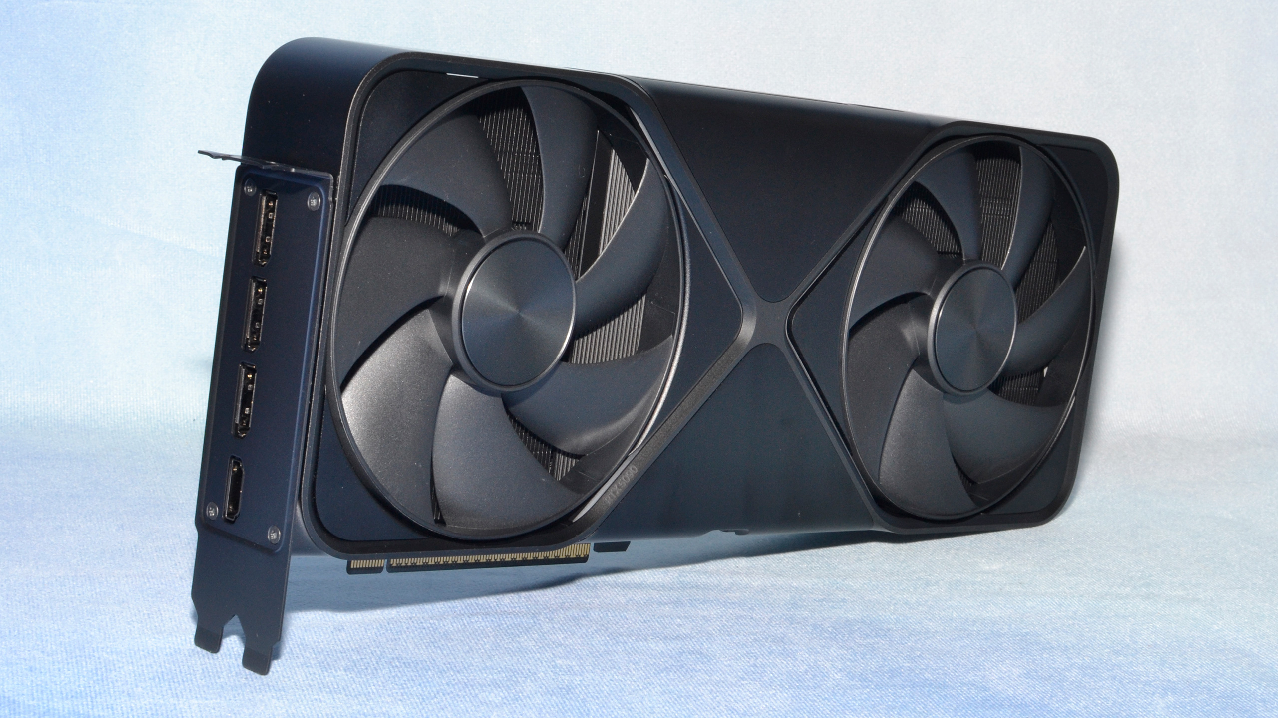 Nvidia GeForce RTX 5090 Founders Edition kart fotoğrafları ve kutu açılımı