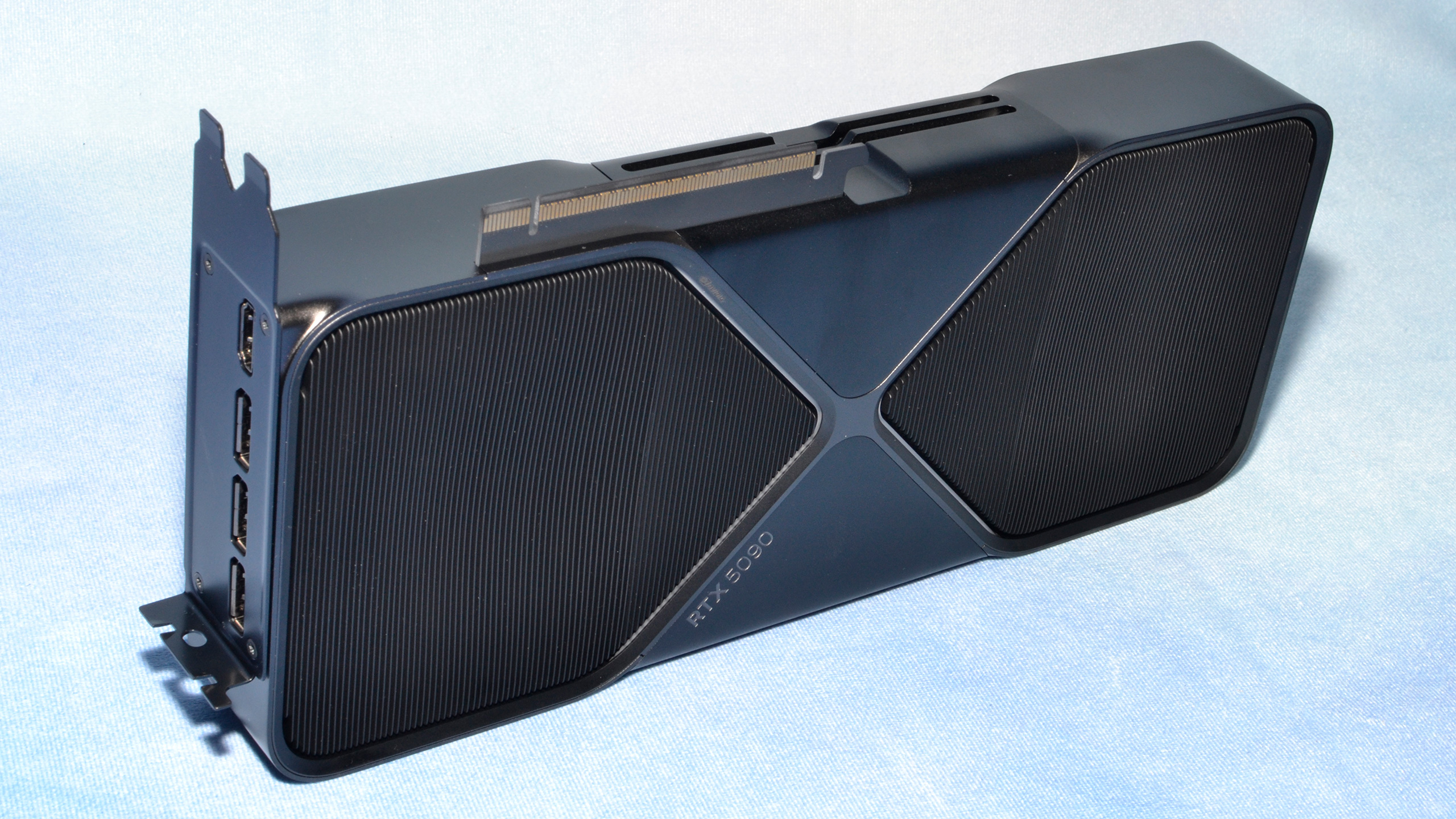 Nvidia GeForce RTX 5090 Founders Edition kart fotoğrafları ve kutu açılımı