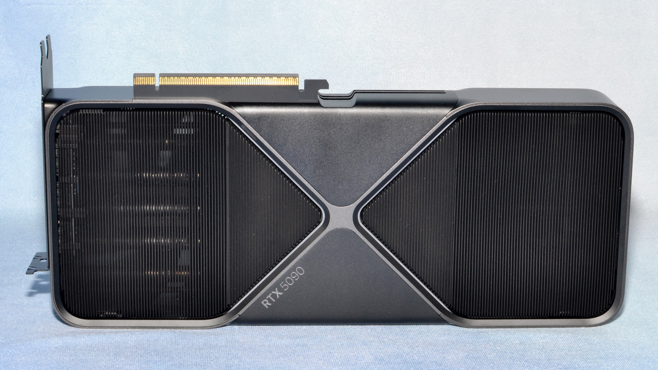 Nvidia GeForce RTX 5090 Founders Edition kart fotoğrafları ve kutu açılımı