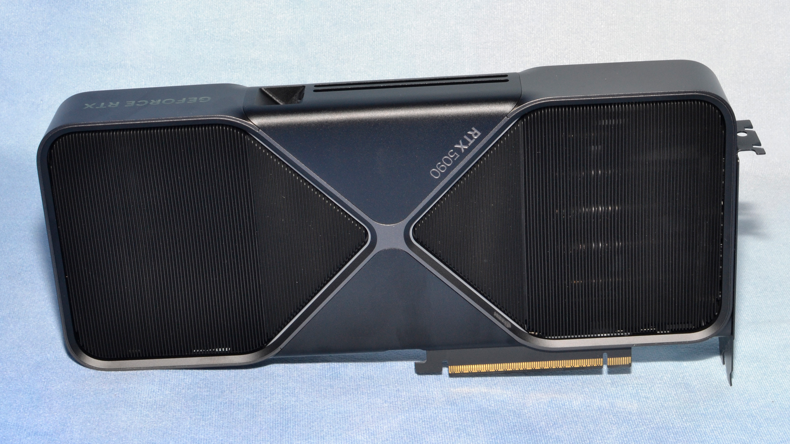 Nvidia GeForce RTX 5090 Founders Edition kart fotoğrafları ve kutu açılımı