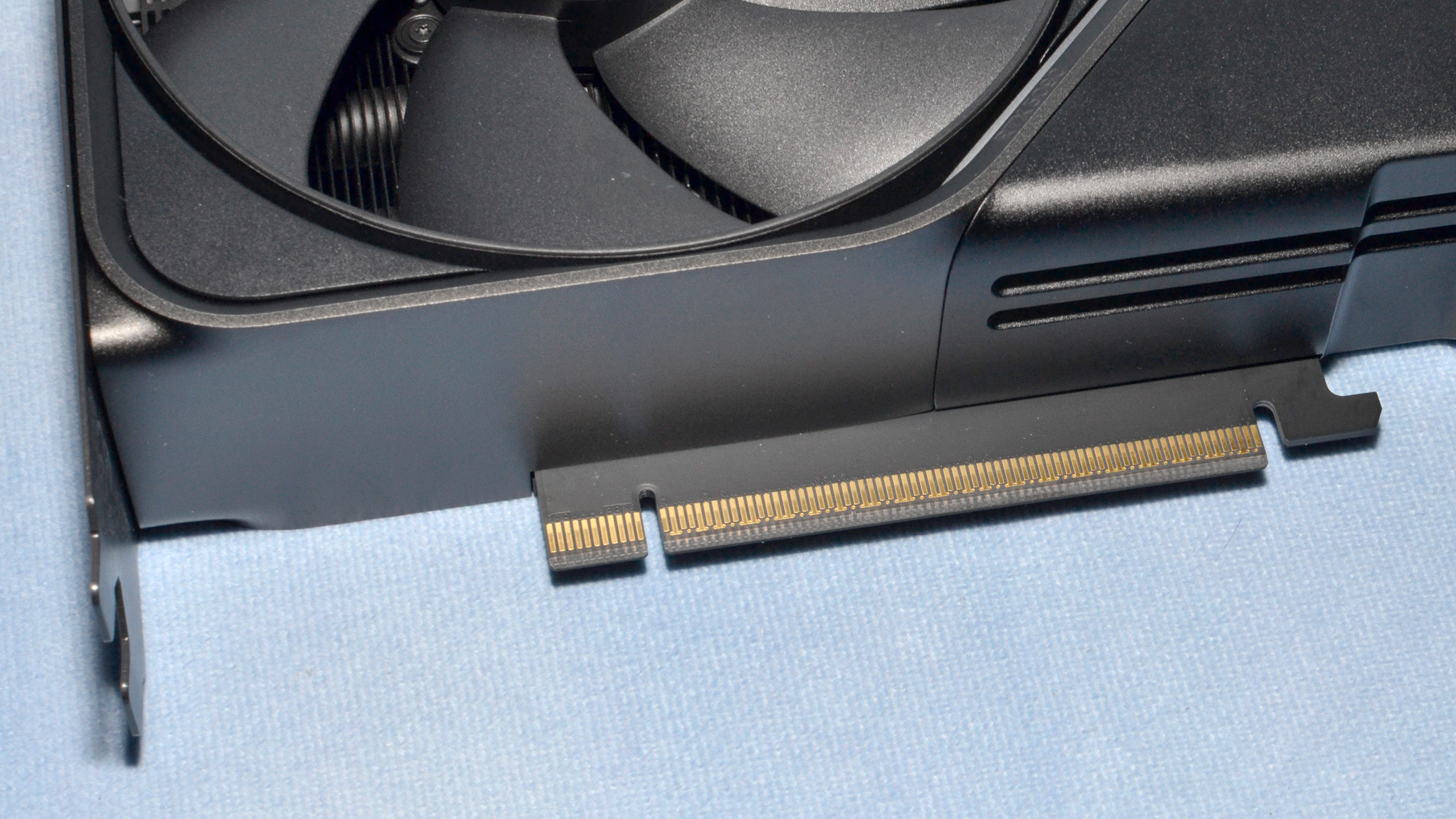Nvidia GeForce RTX 5090 Founders Edition kart fotoğrafları ve kutu açılımı