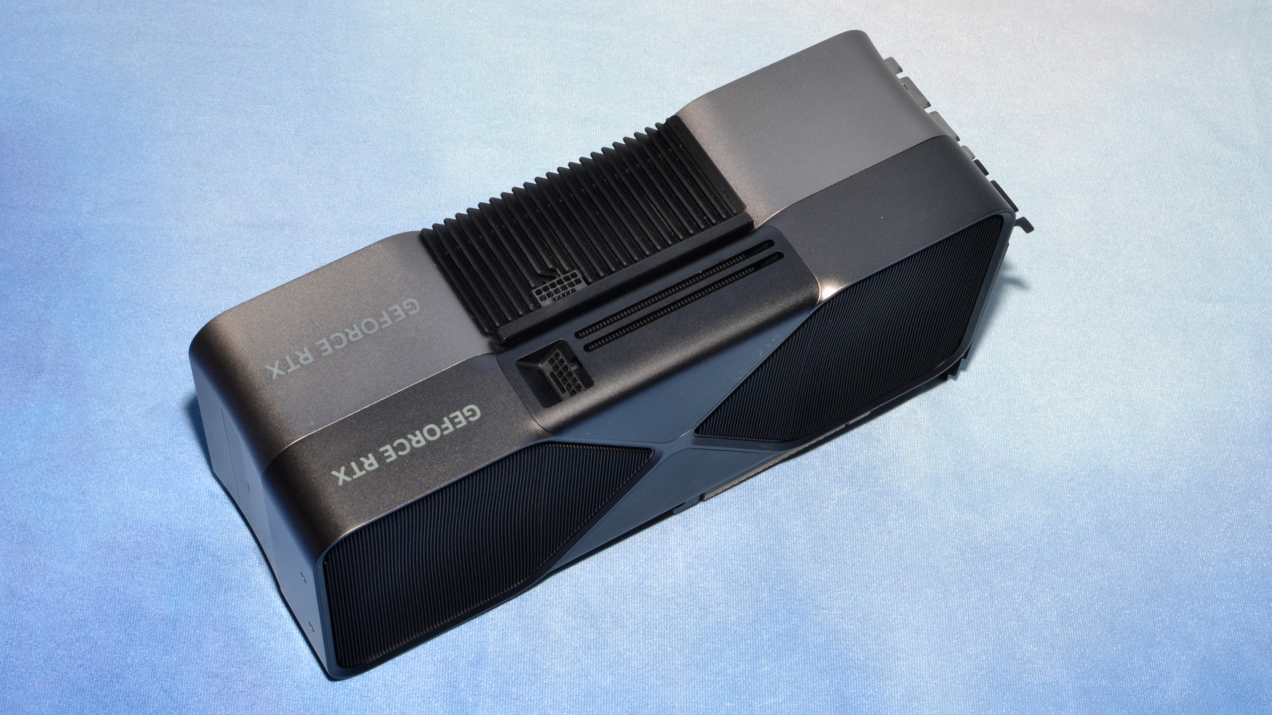 Nvidia GeForce RTX 5090 Founders Edition kart fotoğrafları ve kutu açılımı