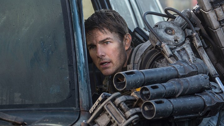 Yarının Sınırında'da üniformalı Tom Cruise bir arabaya yaslanmış durumda.