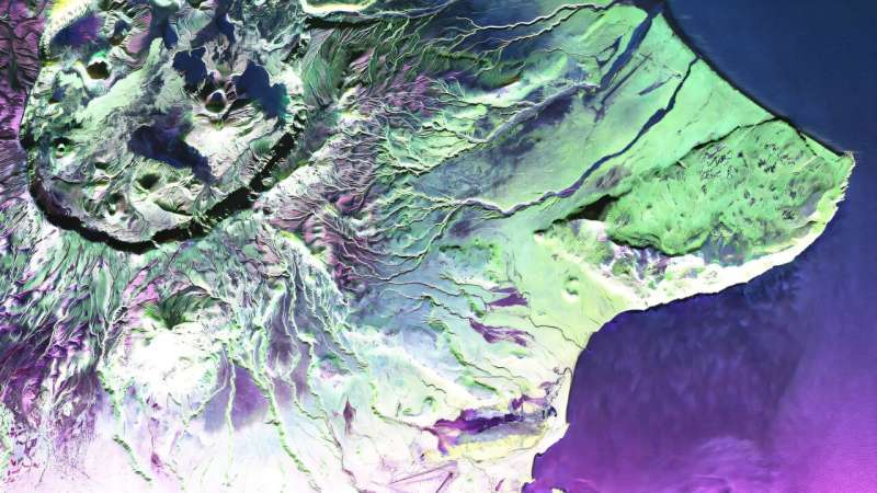 NISAR'ın üreteceği gibi bir SAR görüntüsü, Alaska'nın Umnak Adası'ndaki Okmok Dağı'ndaki arazi örtüsünü gösteriyor. Ağustos 2011'de NASA'nın UAVSAR cihazı tarafından alınan verilerle oluşturulan bu, geri dönen dalgaların iletilen sinyallere göre yönünü ölçen bir polarimetri örneğidir. Kredi bilgileri: NASA/JPL-Caltech NASA'nın yeni Hindistan Dünya Uydusu NISAR Dünya'yı nasıl görecek