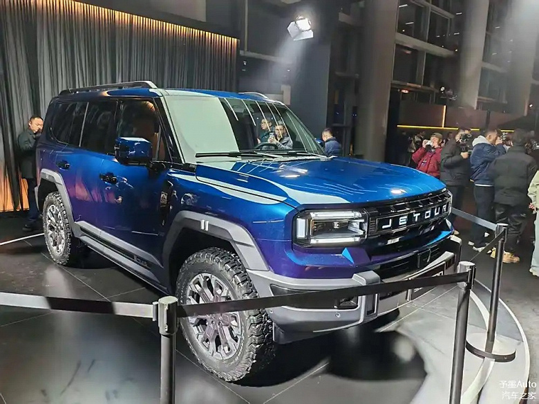 Tank dönüşlü, havalı süspansiyonlu ve 1.400 km güç rezervine sahip yüzen bir SUV. Jetour Zongheng G700 tanıtıldı