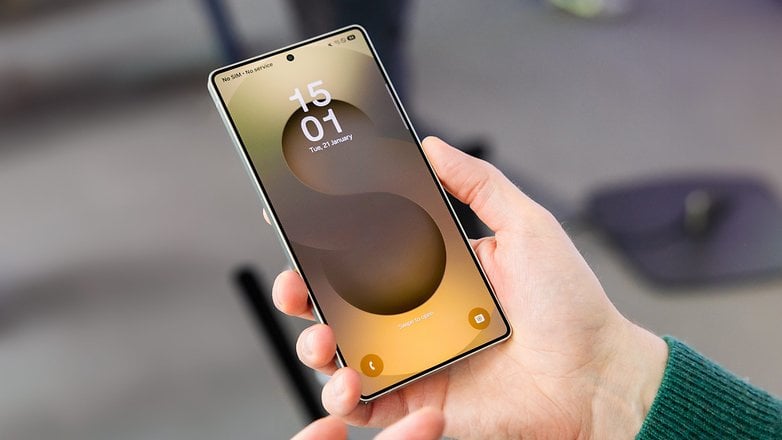 Bir kişi, kilit ekranında saati 15:01 gösteren bir Samsung Galaxy S25 akıllı telefon tutuyor. Bir kişi, kilit ekranında saati 15:01 gösteren bir Samsung Galaxy S25 akıllı telefon tutuyor.