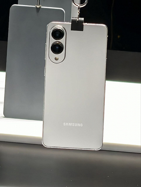 Ultra ince amiral gemisi Samsung Galaxy S25 Edge duyuruldu, akıllı telefon fotoğraf ve videolarla gösterildi