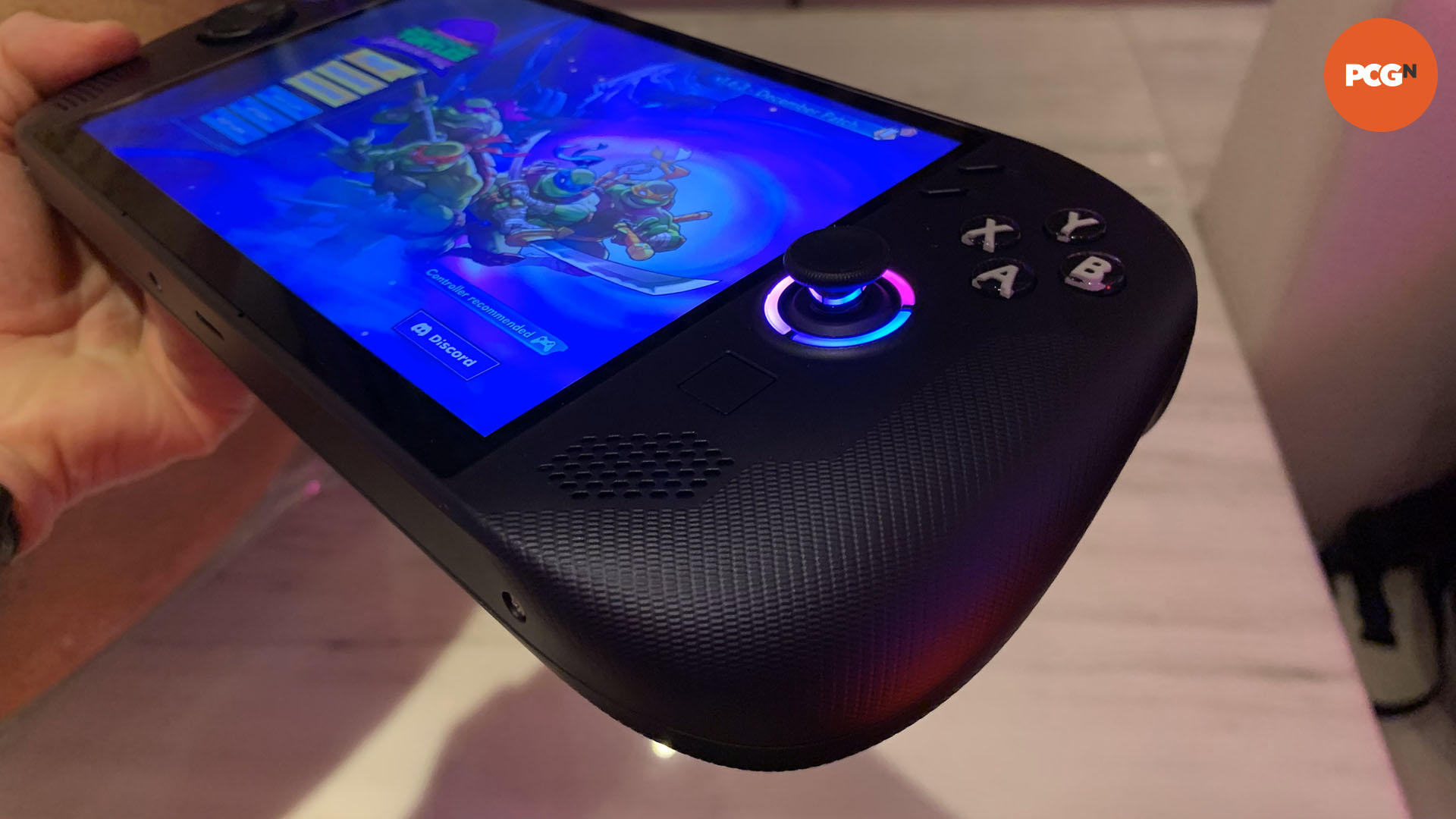lenovo-lejyon-go-eller-sağ-tutuşta Lenovo Legion Go S uygulamalı: Elde taşınır cihazın sağ tutuşu.