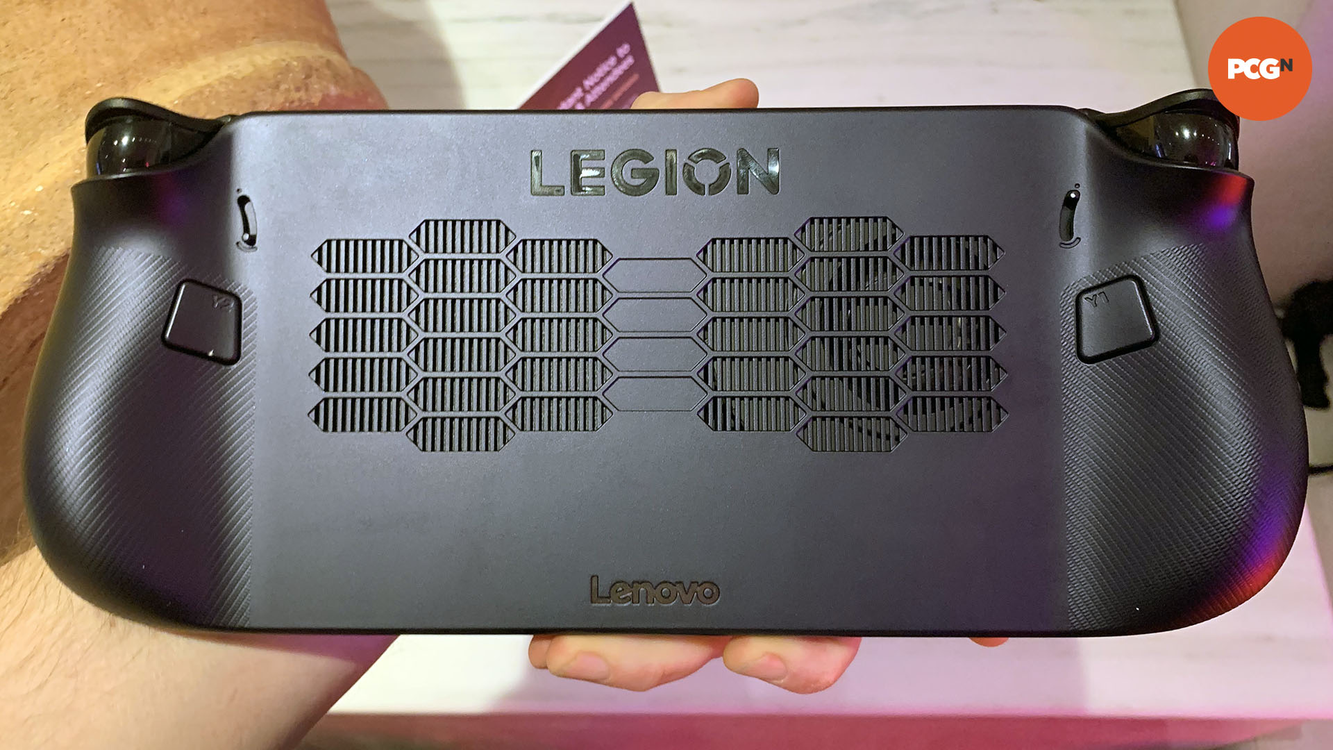 lenovo-legion-go-hands-on-alt taraf Lenovo Legion Go S uygulamalı: Elde taşınan cihazın alt tarafı.