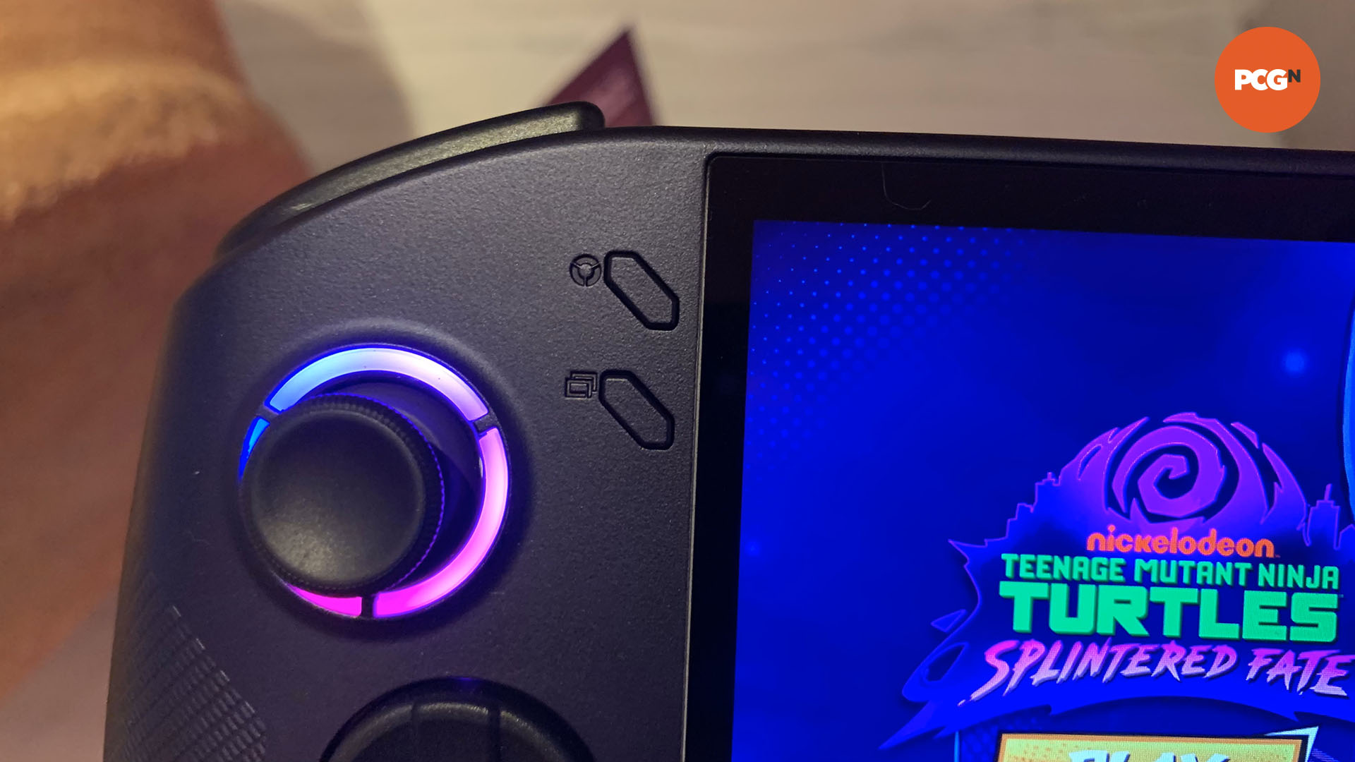 lenovo-legion-go-s-steam-düğmesi Lenovo Legion Go S uygulamalı olarak: Ekranın yanındaki Steam düğmesi.