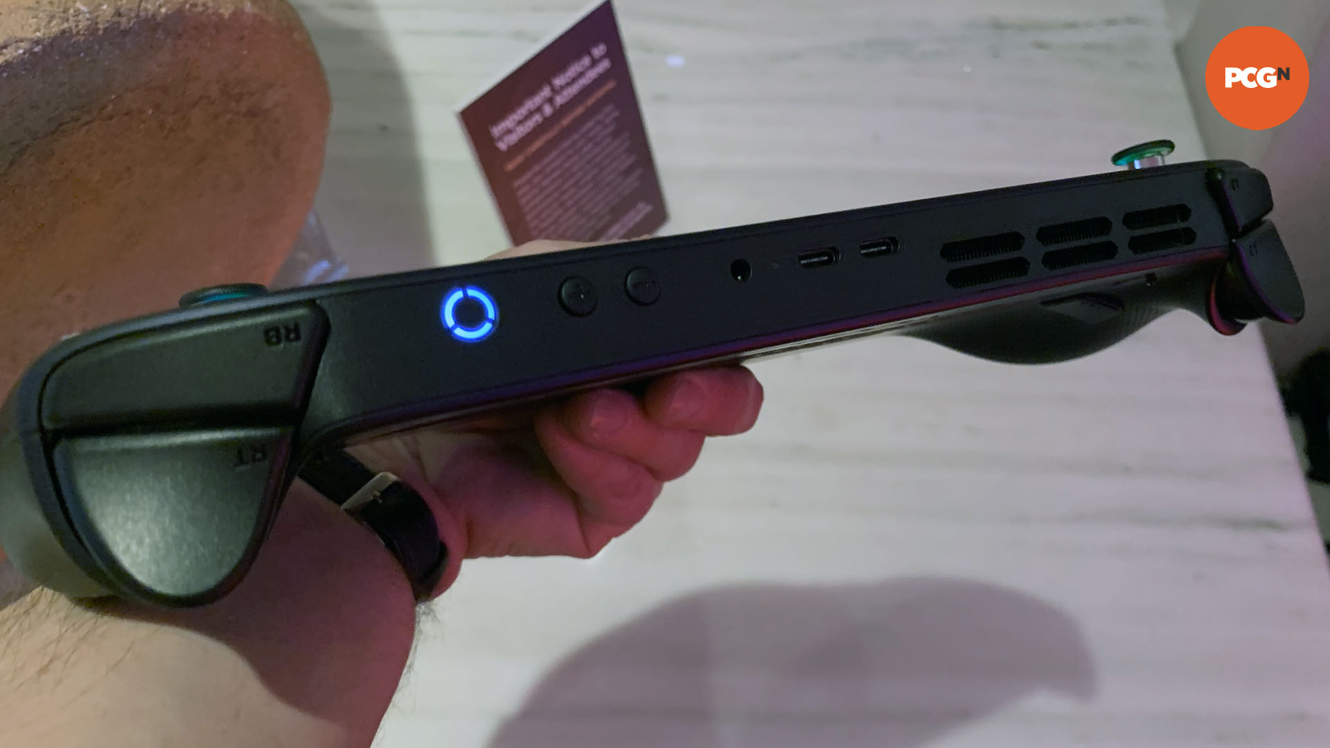 lenovo-lejyon-go-s-elleri-üst-kenarda Lenovo Legion Go S uygulamalı: Elde taşınan cihazın üst kenarı.