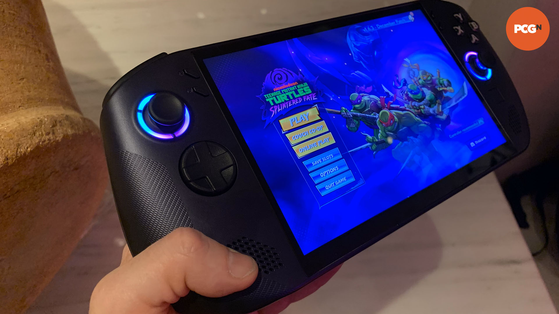 lenovo-legion-go-s-eller-sol-tutucuda Lenovo Legion Go S uygulamalı: Elde taşınır cihazın sol tutma yeri.