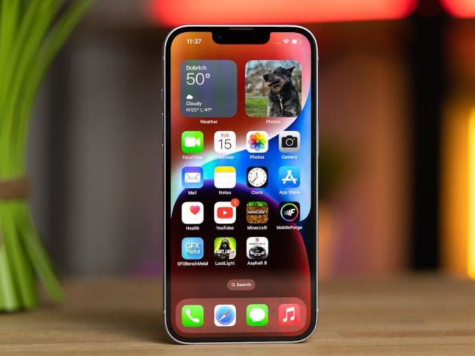 Bir sonraki iPhone SE'nin iPhone 14'e benzeyeceği söyleniyor. | Resim kredisi — PhoneArena - Apple, iPhone 17 ile imrenilecek şöhretini kaybetme tehlikesiyle karşı karşıya