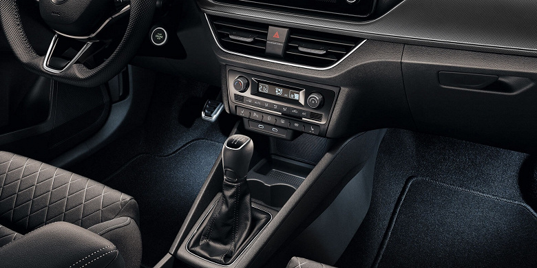 Zor bir bütçe modeli. En yeni Skoda Rapids'lerden biri Rusya'da ucuza satılıyor