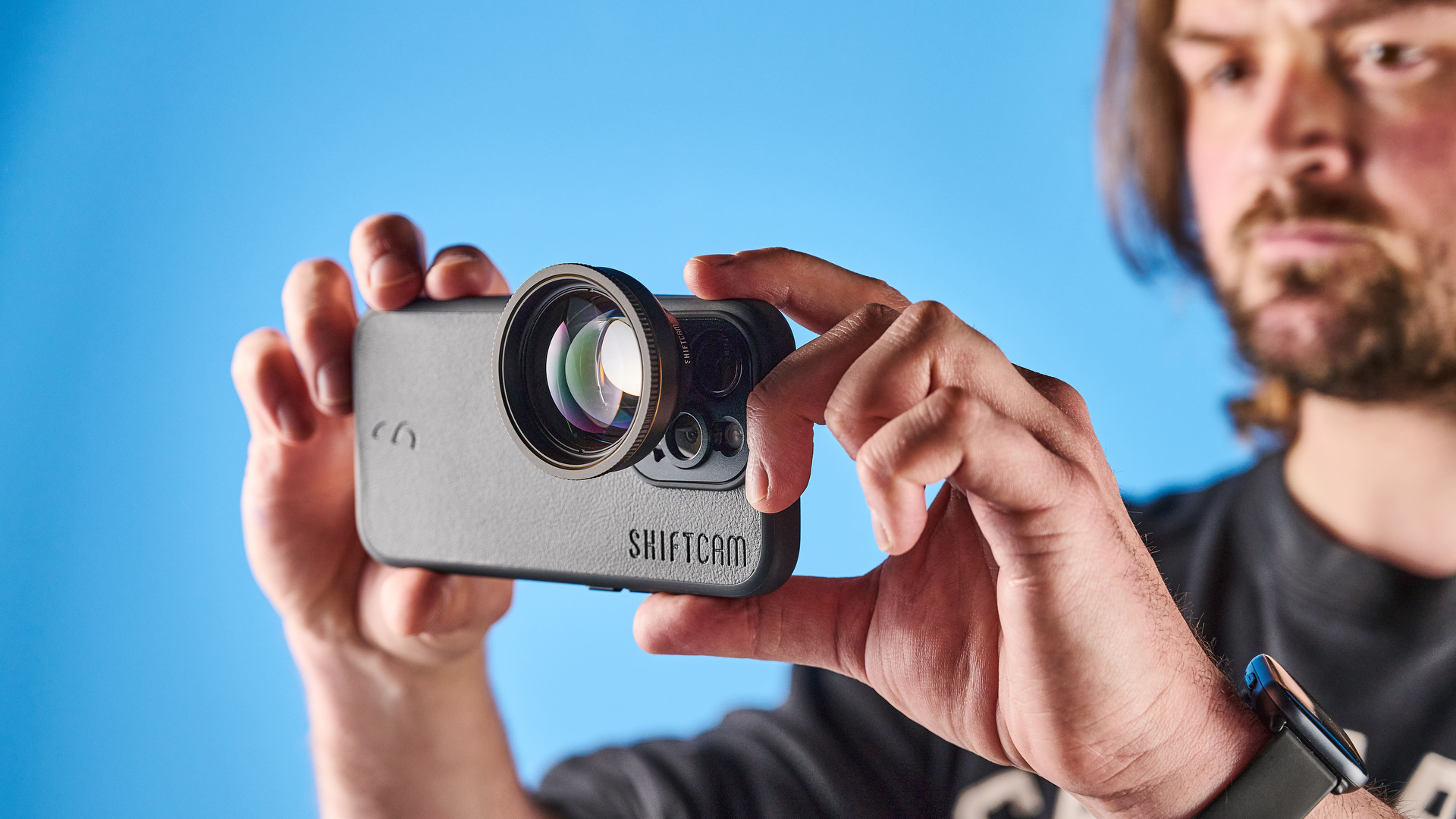 Siyah bir Shiftcam Lensultra iPhone lensinin bir fotoğrafı
