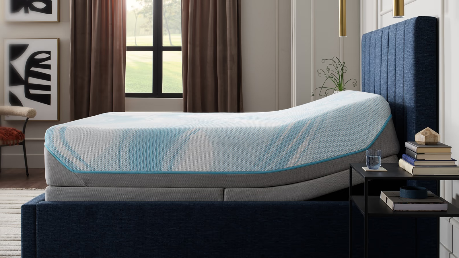Bir yatak odasında ayarlanabilir bir taban üzerinde Tempur-Pedic Tempur-ActiveBreeze Akıllı Yatak şiltesini gösteren yandan görünüm