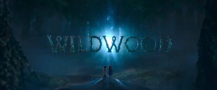 "Wildwood"un başlık kartının önünde duran iki çocuk.