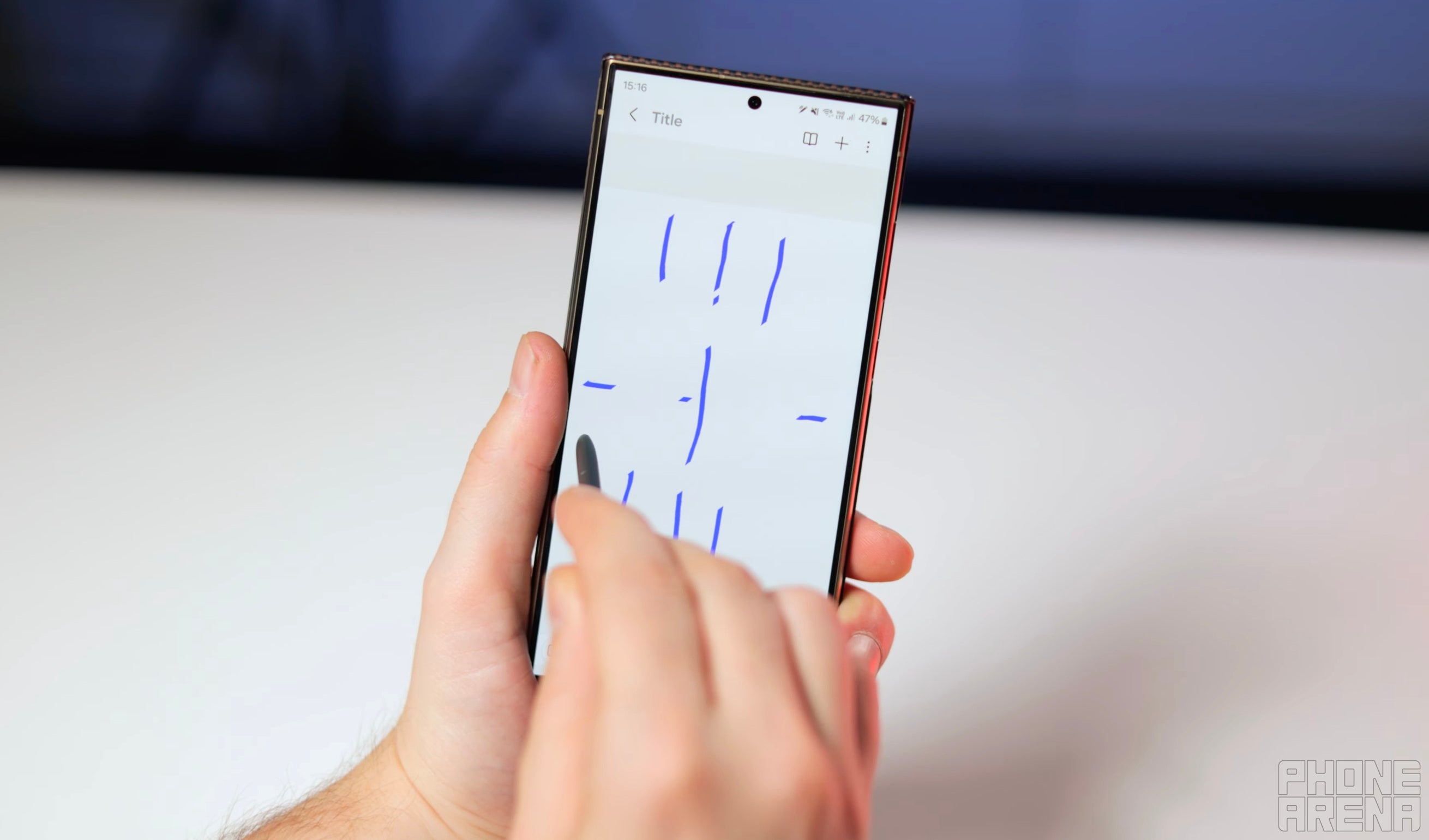 S24 Ultra'nın arkasına manyetik bir aksesuarla çizgiler çizmeye çalışıyorum - Galaxy S25 telefonlarda neden yerleşik Qi2 yok?