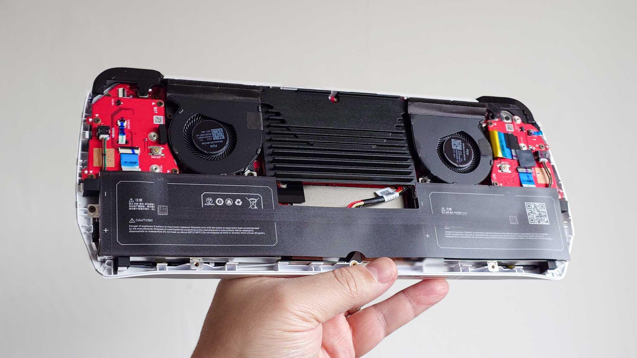 JSAUX ısı emici modülü takılı ROG Ally dahili parçaları.