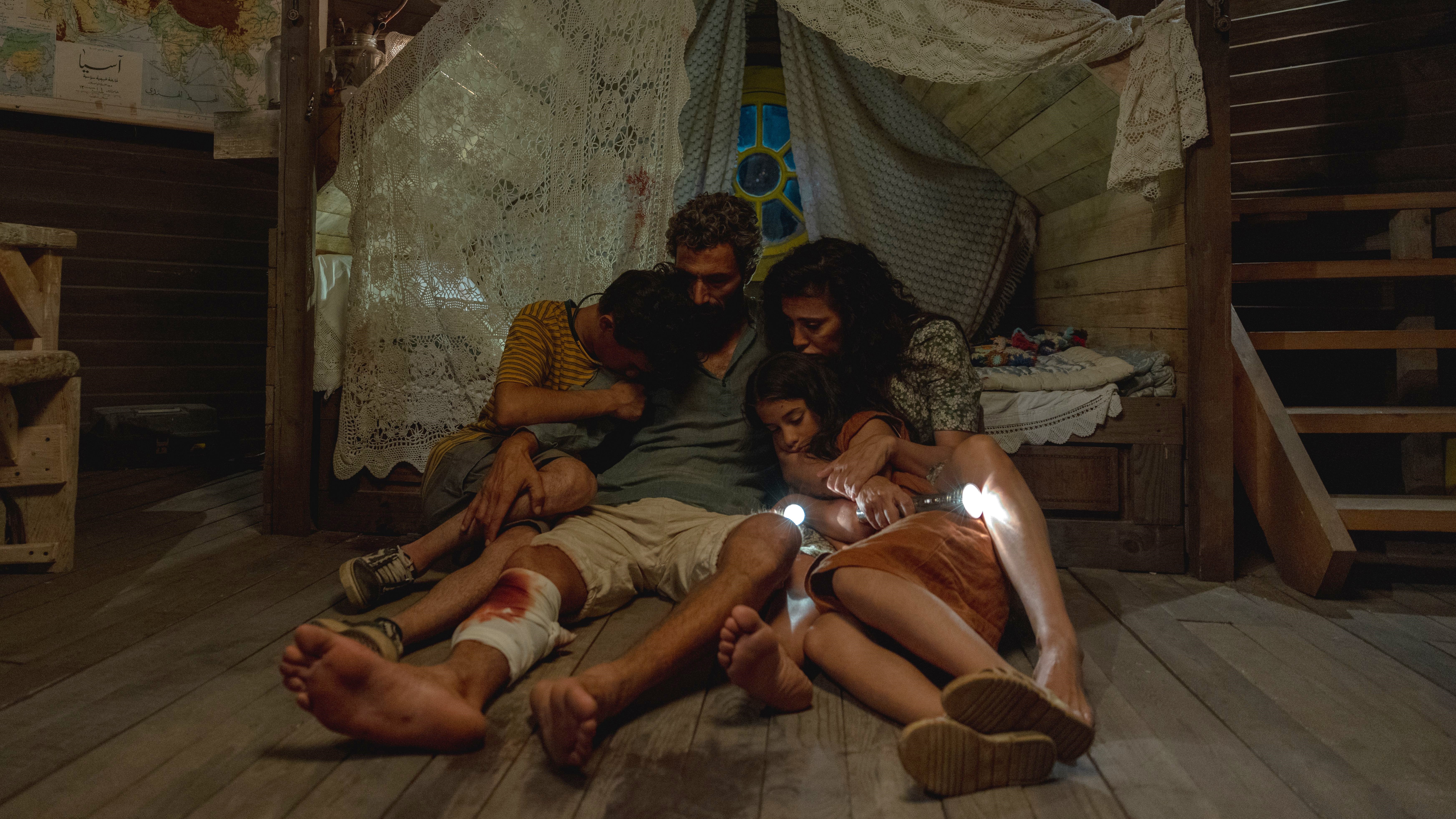 Soldan: Adam (Zain Al Rafeea), Nabil (Ziad Bakri), Yasmine (Nadine Labaki) ve Jana (Riman Al Rafeea) Netflix'te bir araya geldi "Kumdan Kale".