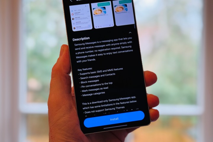Samsung Galaxy S25'i tutan bir kişi, Samsung Mesajları uygulamasını gösteriyor.