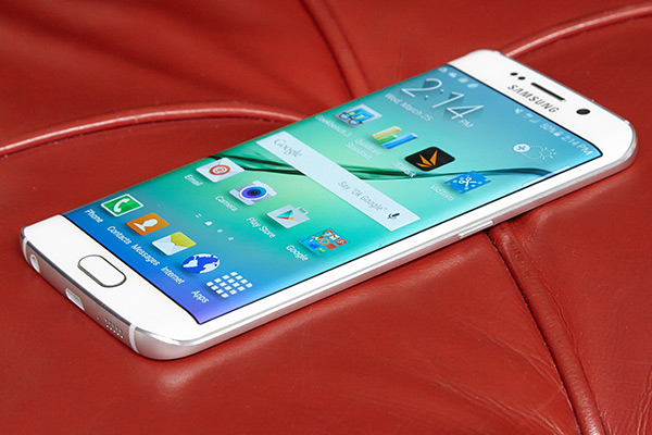Samsung Galaxy S6 Edge kırmızı yüzeyde.