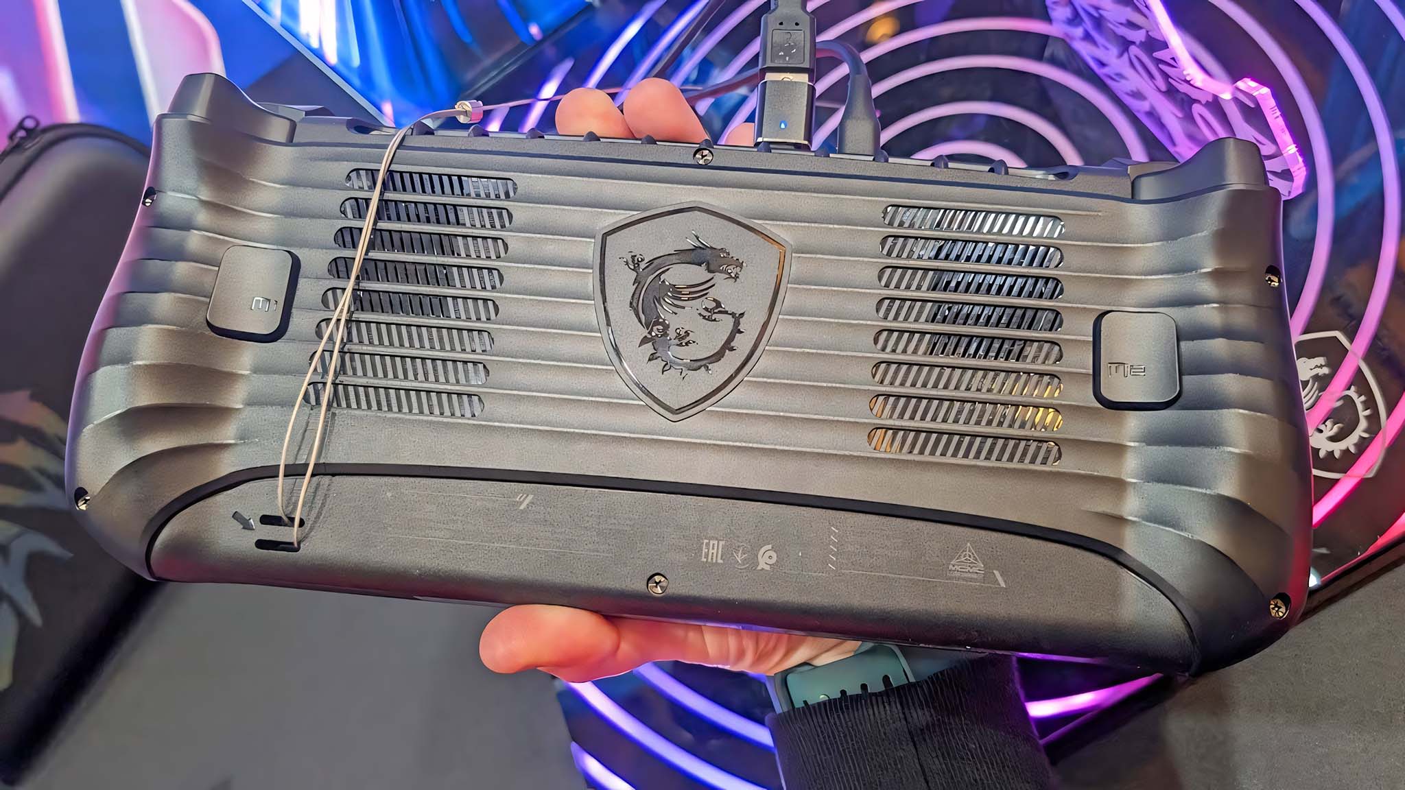 MSI Claw 8 AI+'ın arka tarafı bir el tarafından tutuluyor.