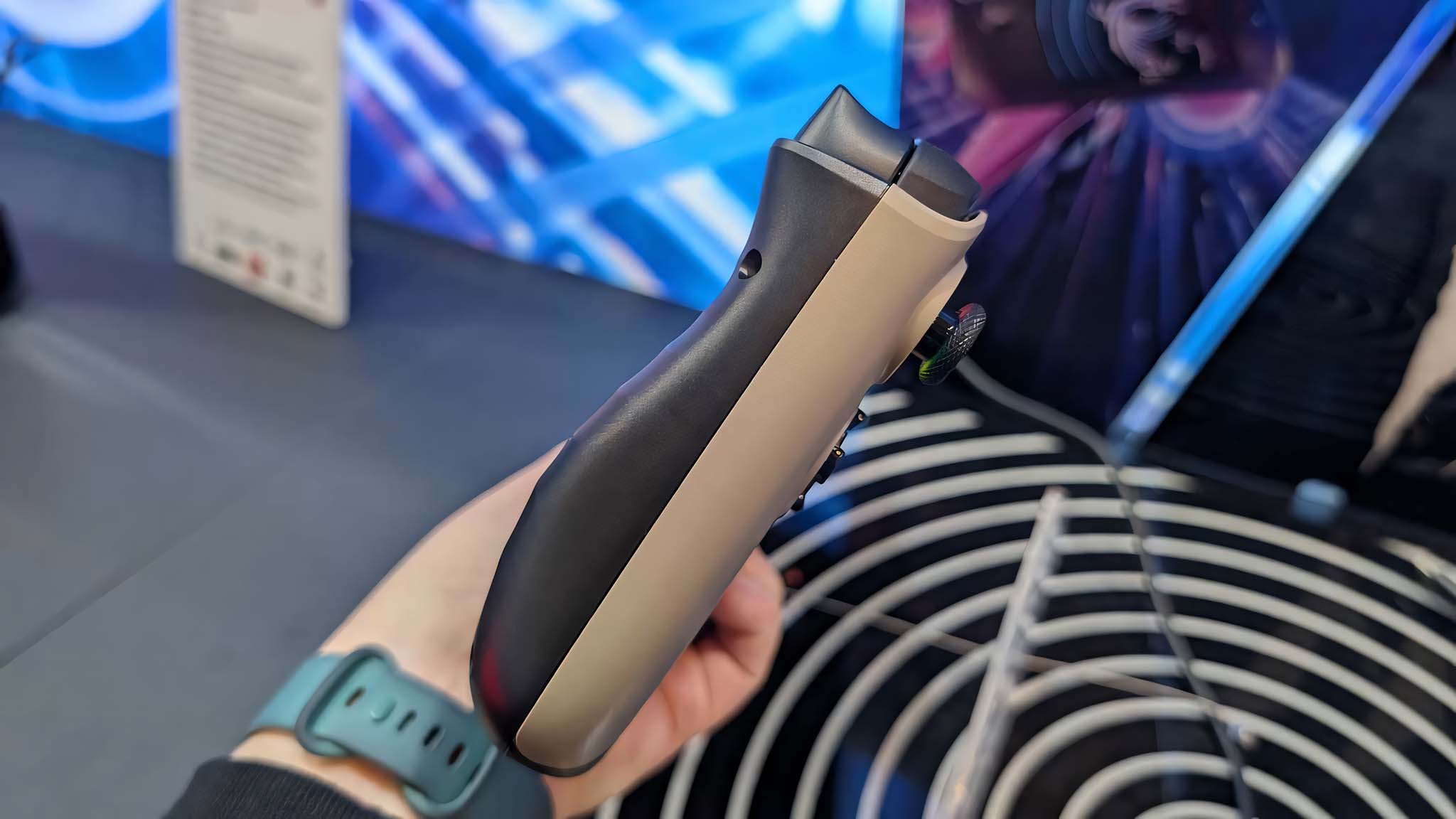 MSI Claw 8 AI+, ergonomik profilini görebilmeniz için elde tutuluyor.