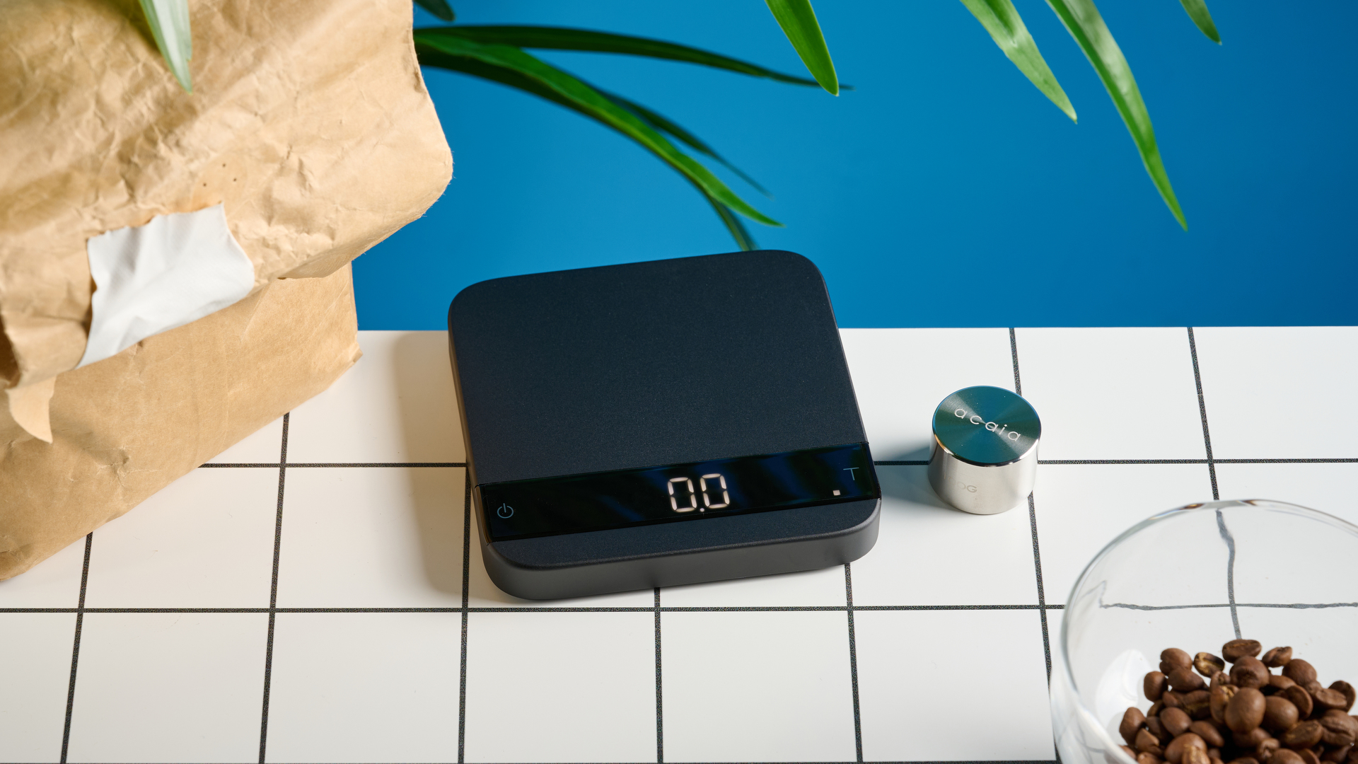 Acaia Lunar Kahve Kahve Ölçeği Siyah bir alüminyum yüzeyi ve kompakt boyutu göz önüne alındığında, espresso makineleri için ideal olan doğru hassas ağırlık, Blue Tom'un rehber arka planı tekrar fotoğraflandı