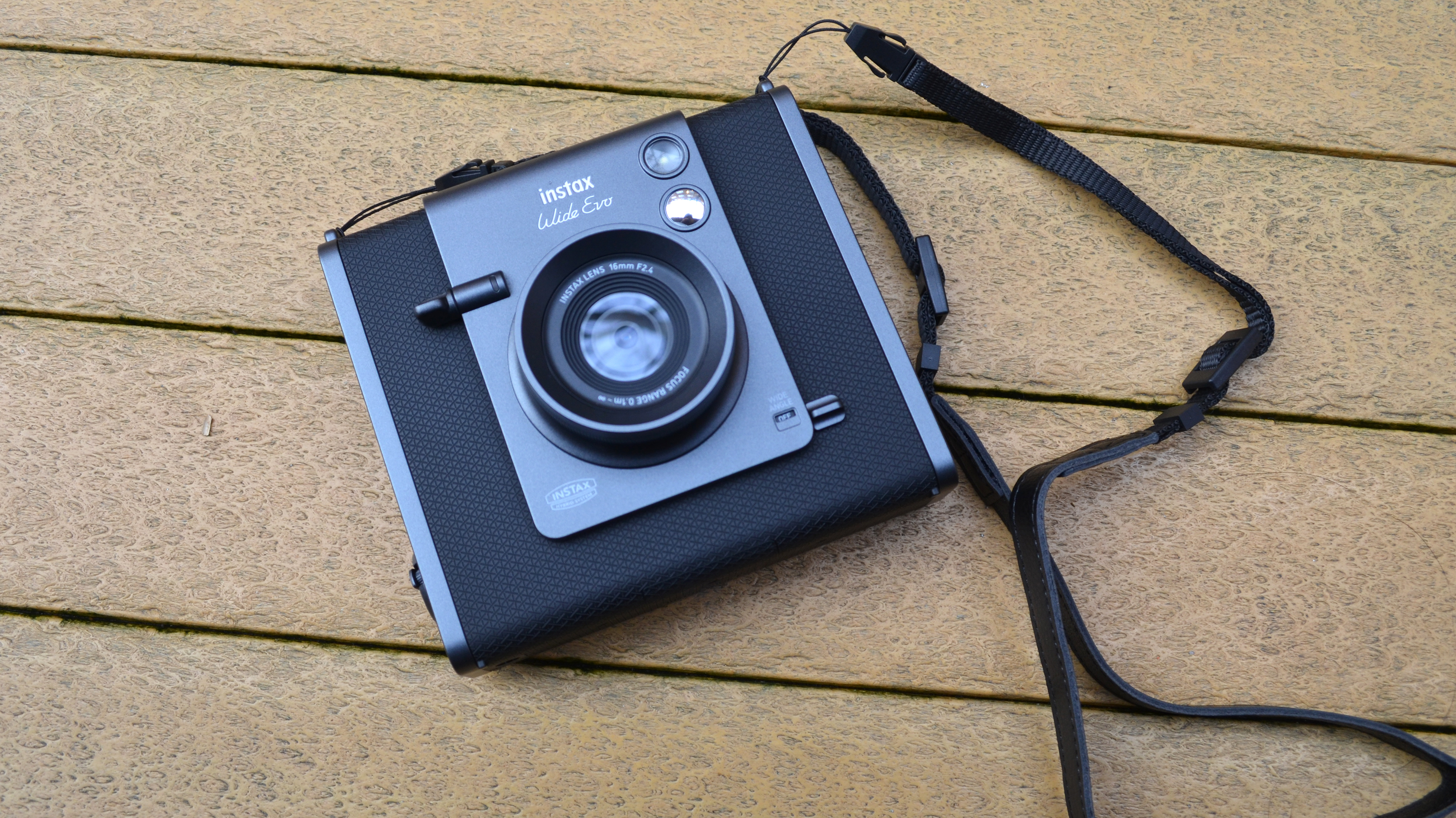 Siyah ve gri fujifilm instax geniş evo hibrit anlık kamera