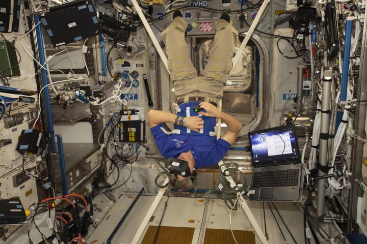 CSA astronotu David Saint-Jacques, VECTION için bir oturum yönetiyor.