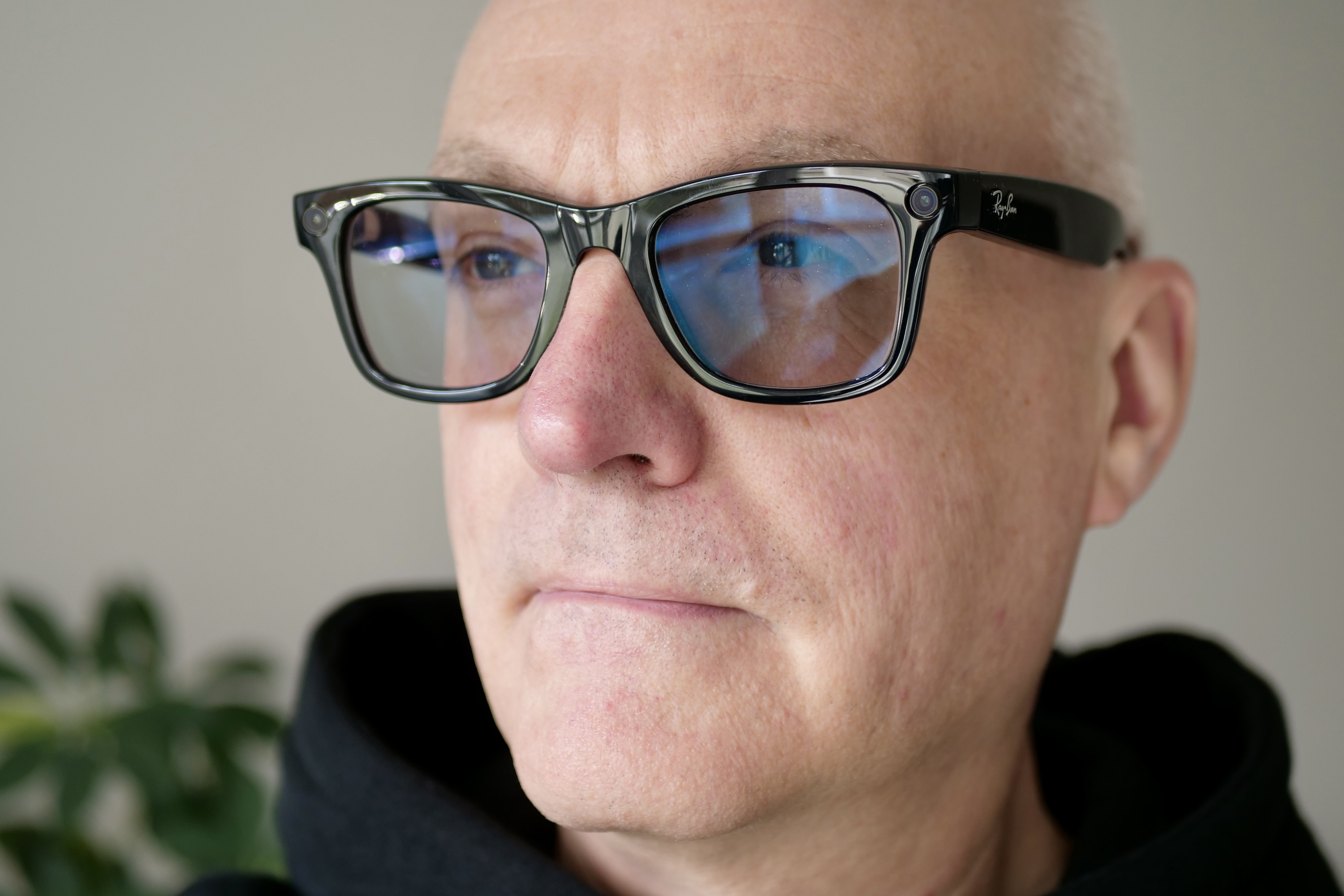 Ray-Ban Meta Smartglasses giyen bir kişi.