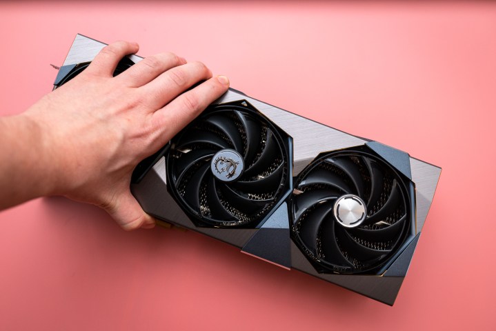 MSI'ın RTX 4090 Suprim'ini tutan bir el