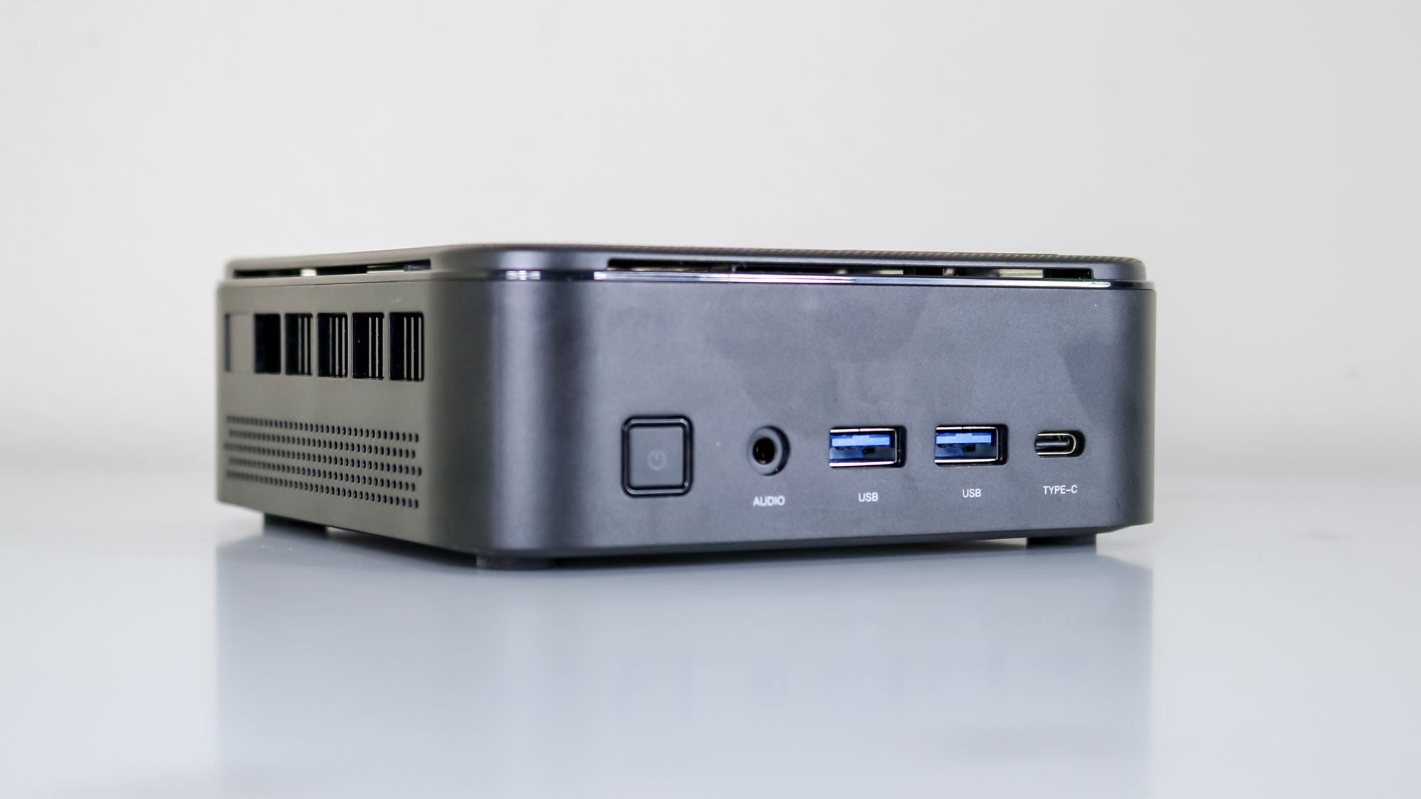 Kamrui E3B mini PC'nin ön bağlantı noktaları