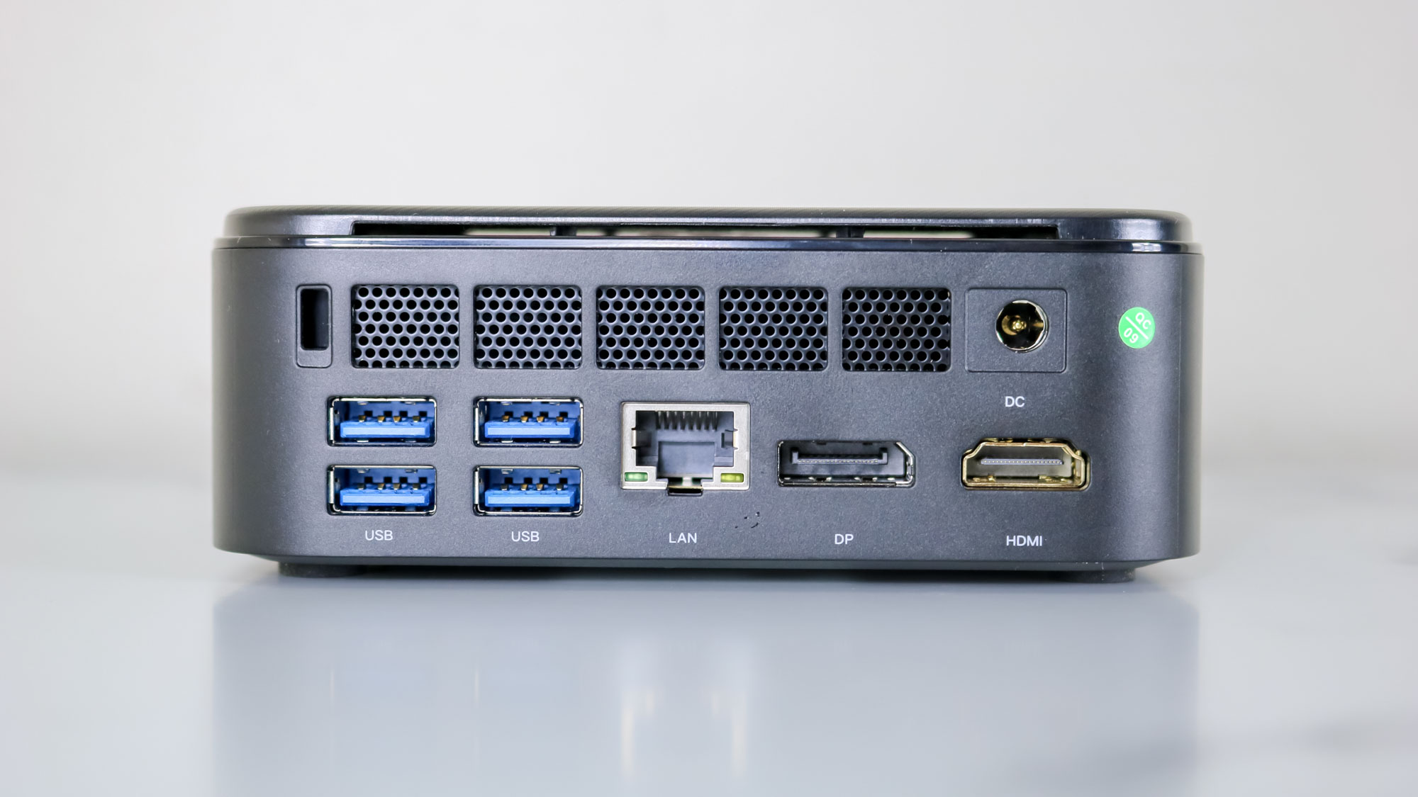 Kamrui E3B mini PC'nin arka bağlantı noktaları