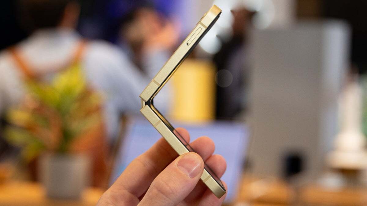 Galaxy Z Flip 6 | Resim Kredisi - Phonearena - Galaxy Z Flip 7 Snapdragon 8 Elite'i geride bırakmak için Leak, ancak Samsung bunu zaman ayırmayacak mı?