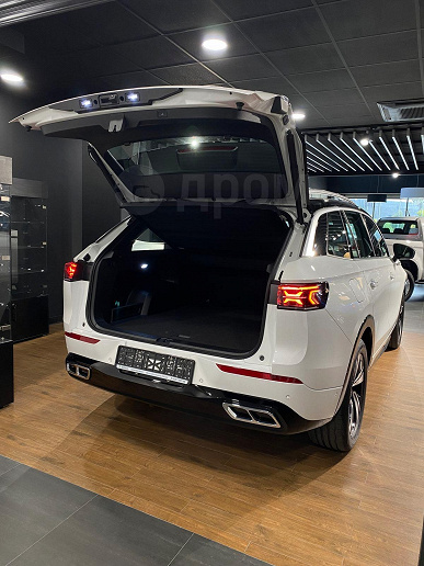 Büyük dört tekerlekten çekişli Crossover Volkswagen Tavender 2025, R-Line Touring Equipment için zaten Rusya'da 7.25 milyon ruble