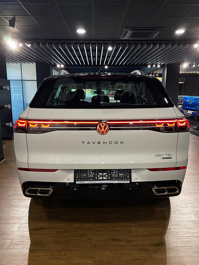 Büyük dört tekerlekten çekişli Crossover Volkswagen Tavender 2025, R-Line Touring Equipment için zaten Rusya'da 7.25 milyon ruble