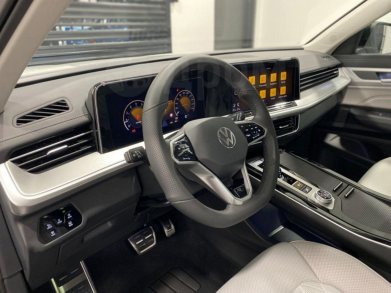 Büyük dört tekerlekten çekişli Crossover Volkswagen Tavender 2025, R-Line Touring Equipment için zaten Rusya'da 7.25 milyon ruble